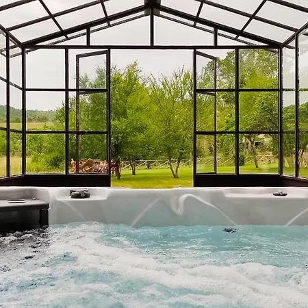 Iflat Stones & Grass With Jacuzzi Neartodi Willa Todi