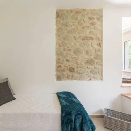 Iflat Stones & Grass With Jacuzzi Neartodi Willa